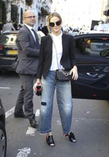 Zoey Deutch feet photo thumbnail