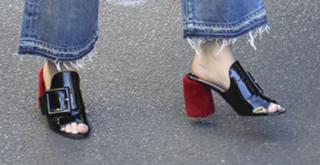 Zoey Deutch feet photo thumbnail