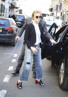 Zoey Deutch feet photo thumbnail