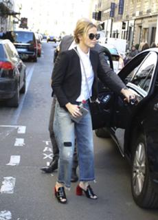 Zoey Deutch feet photo thumbnail