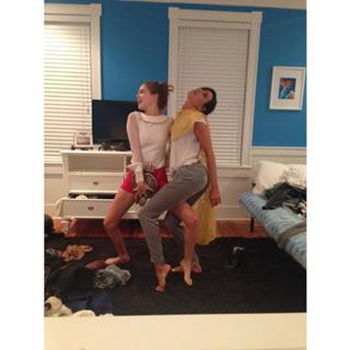 Zoey Deutch feet photo thumbnail