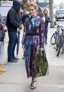 Zoey Deutch feet photo thumbnail