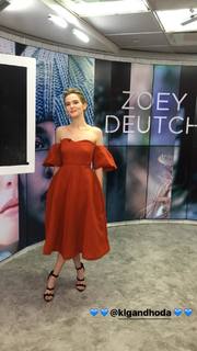 Zoey Deutch feet photo thumbnail