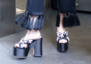 Zoey Deutch feet photo thumbnail