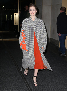 Zoey Deutch feet photo thumbnail