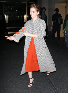 Zoey Deutch feet photo thumbnail