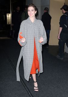 Zoey Deutch feet photo thumbnail