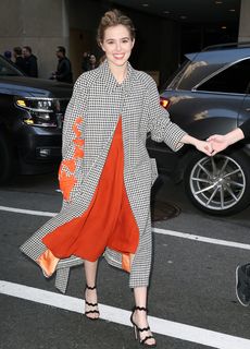 Zoey Deutch feet photo thumbnail