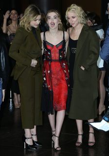 Zoey Deutch feet photo thumbnail