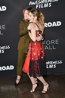 Zoey Deutch feet photo thumbnail