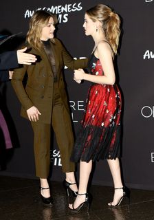 Zoey Deutch feet photo thumbnail