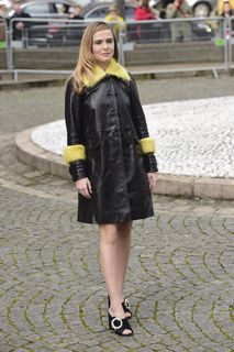 Zoey Deutch feet photo thumbnail