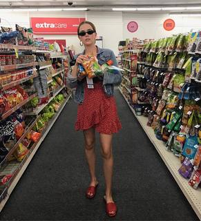 Zoey Deutch feet photo thumbnail