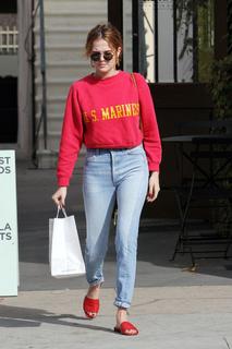 Zoey Deutch feet photo thumbnail