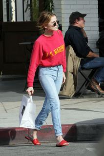 Zoey Deutch feet photo thumbnail