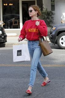 Zoey Deutch feet photo thumbnail