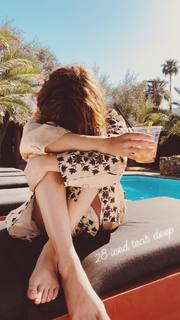 Zoey Deutch feet photo thumbnail