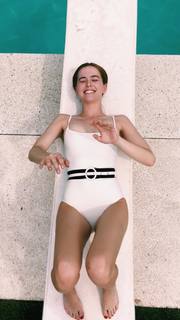 Zoey Deutch feet photo thumbnail