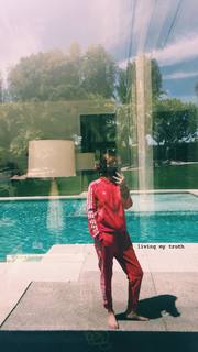 Zoey Deutch feet photo thumbnail
