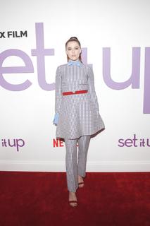 Zoey Deutch feet photo thumbnail