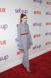Zoey Deutch feet photo thumbnail