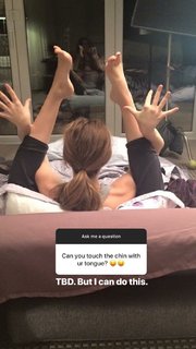 Zoey Deutch feet photo thumbnail