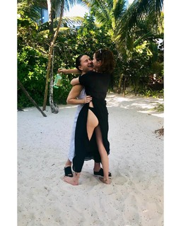 Zoey Deutch feet photo thumbnail