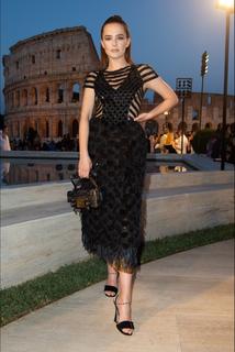 Zoey Deutch feet photo thumbnail