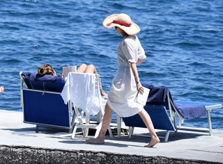 Zoey Deutch feet photo thumbnail