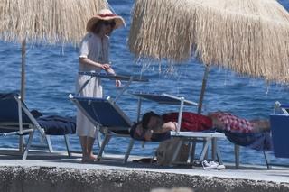 Zoey Deutch feet photo thumbnail