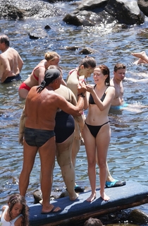 Zoey Deutch feet photo thumbnail