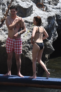 Zoey Deutch feet photo thumbnail