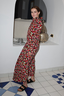 Zoey Deutch feet photo thumbnail