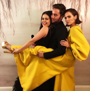 Zoey Deutch feet photo thumbnail