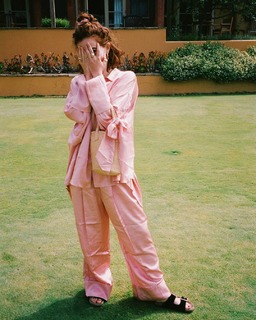 Zoey Deutch feet photo thumbnail