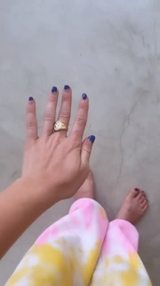 Zoey Deutch feet photo thumbnail