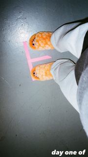 Zoey Deutch feet photo thumbnail