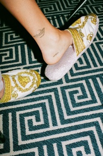 Zoey Deutch feet photo thumbnail