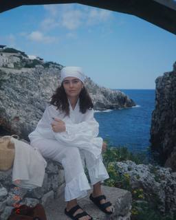 Zoey Deutch feet photo thumbnail
