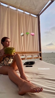 Zoey Deutch feet photo thumbnail