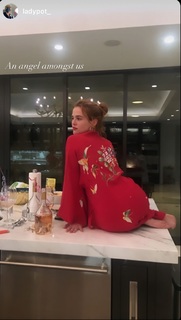 Zoey Deutch feet photo thumbnail