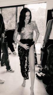 Zoey Deutch feet photo thumbnail