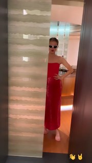 Zoey Deutch feet photo thumbnail