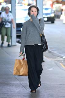 Zoey Deutch feet photo thumbnail