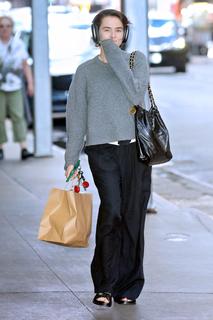 Zoey Deutch feet photo thumbnail