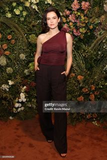 Zoey Deutch feet photo thumbnail