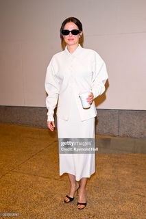 Zoey Deutch feet photo thumbnail