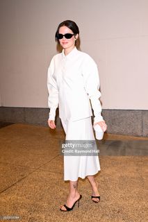 Zoey Deutch feet photo thumbnail