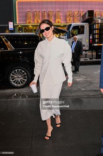 Zoey Deutch feet photo thumbnail