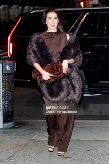 Zoey Deutch feet photo thumbnail